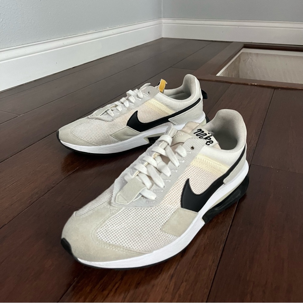 Nike White and Black Sneakers